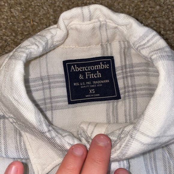 🌟Last Day on Posh🌟 soft grey plaid button up shirt - Picture 5 of 6